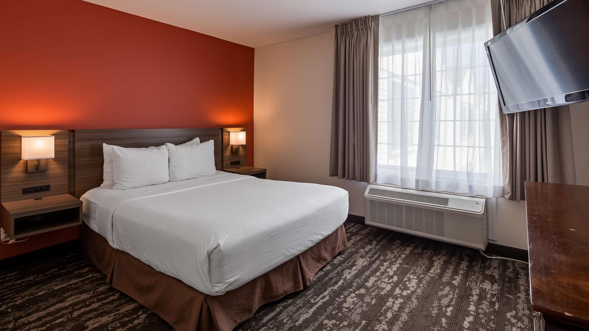 Charlevoix Inn & Suites Surestay Collection By Best Western Екстериор снимка