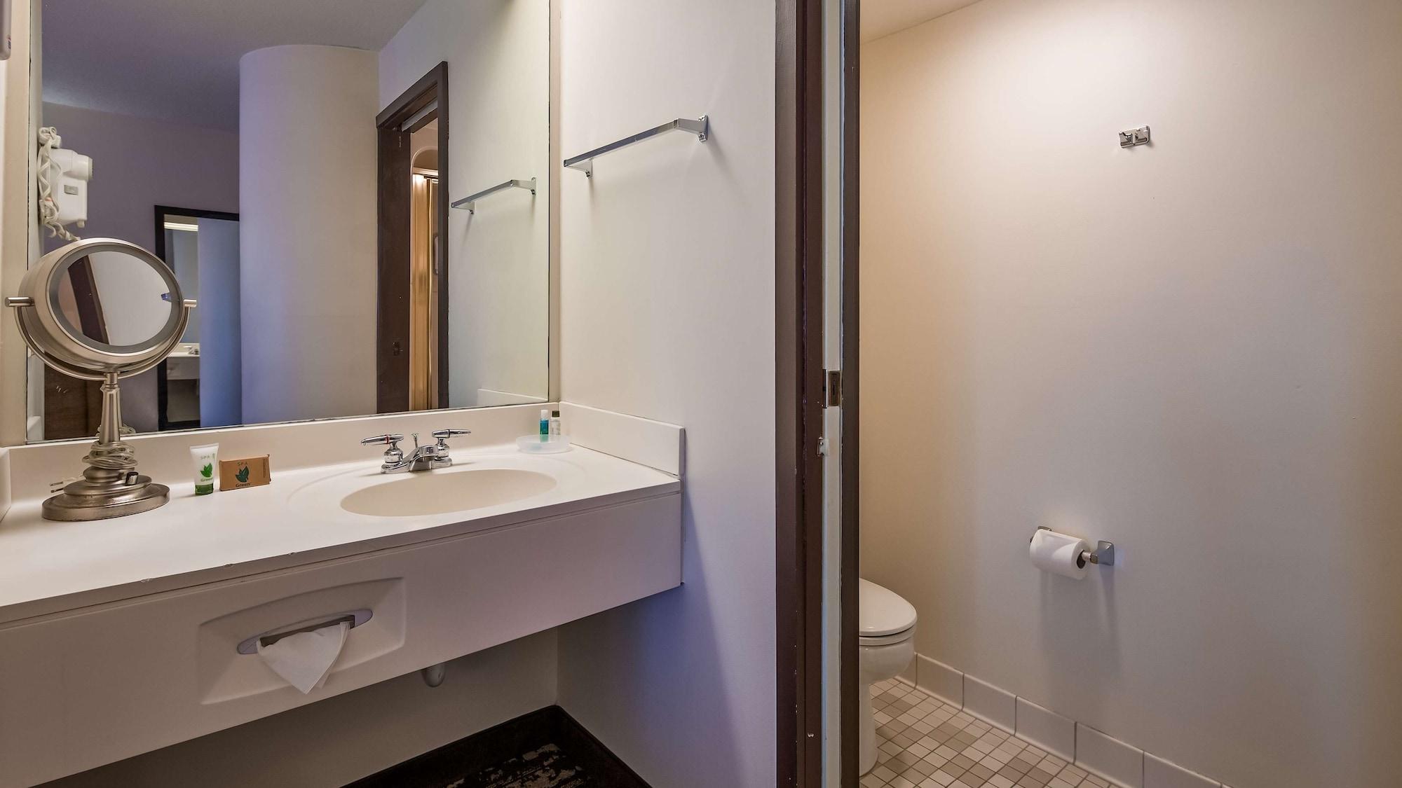 Charlevoix Inn & Suites Surestay Collection By Best Western Екстериор снимка