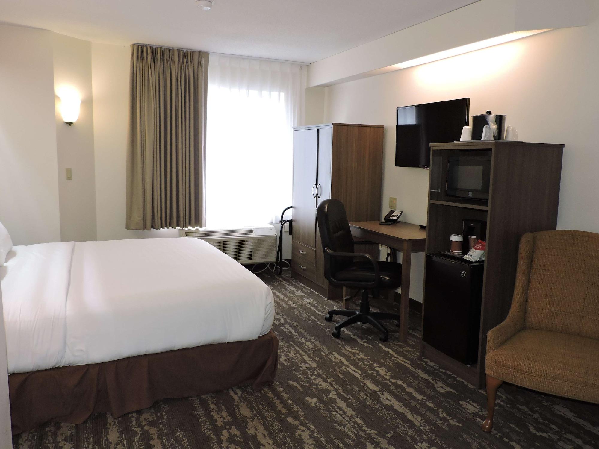 Charlevoix Inn & Suites Surestay Collection By Best Western Екстериор снимка