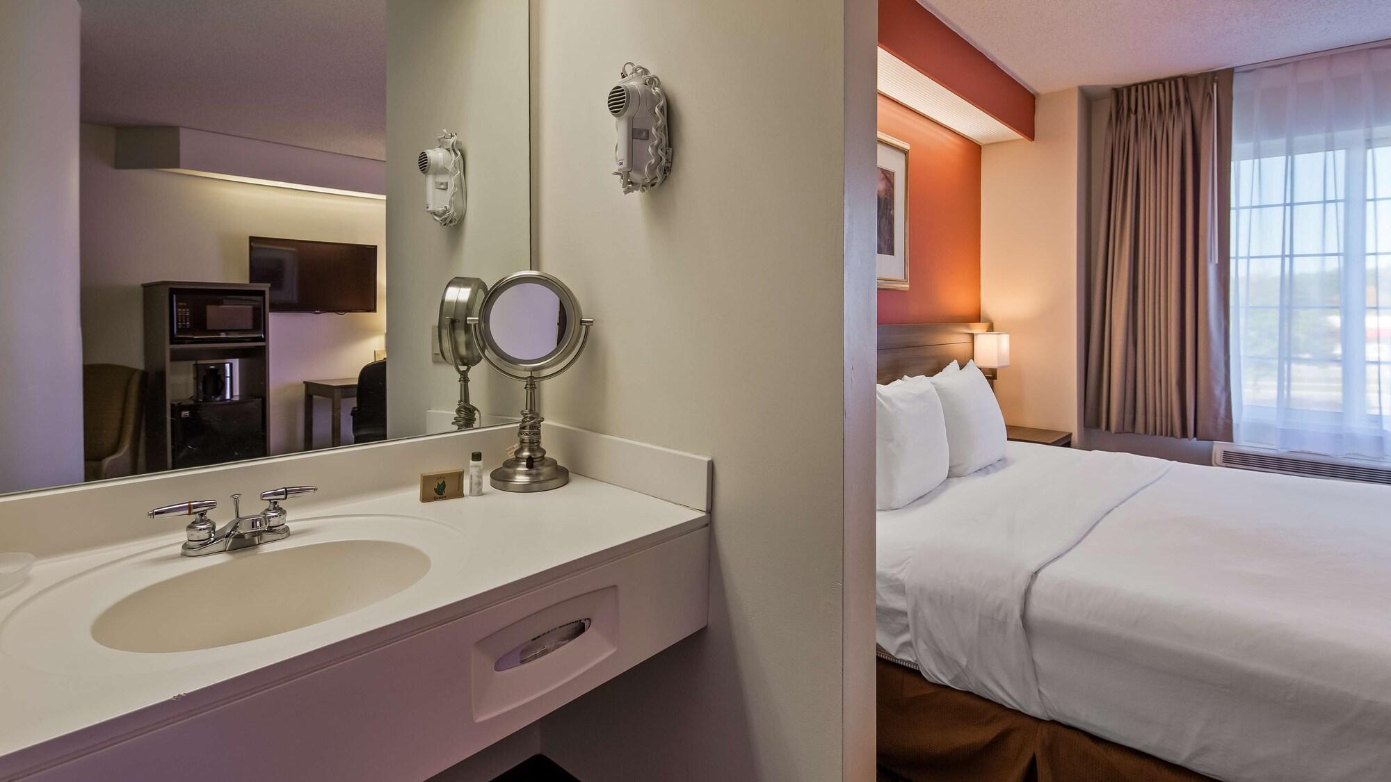 Charlevoix Inn & Suites Surestay Collection By Best Western Екстериор снимка