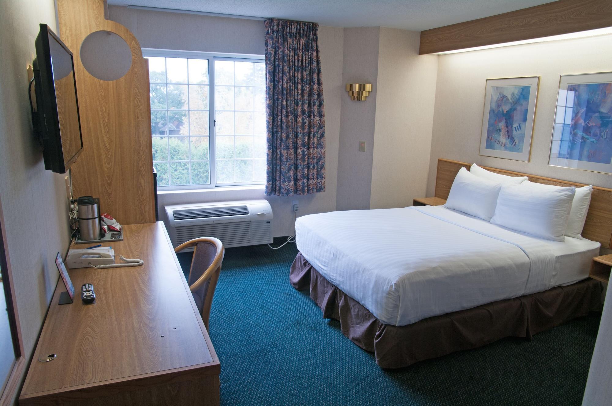 Charlevoix Inn & Suites Surestay Collection By Best Western Екстериор снимка