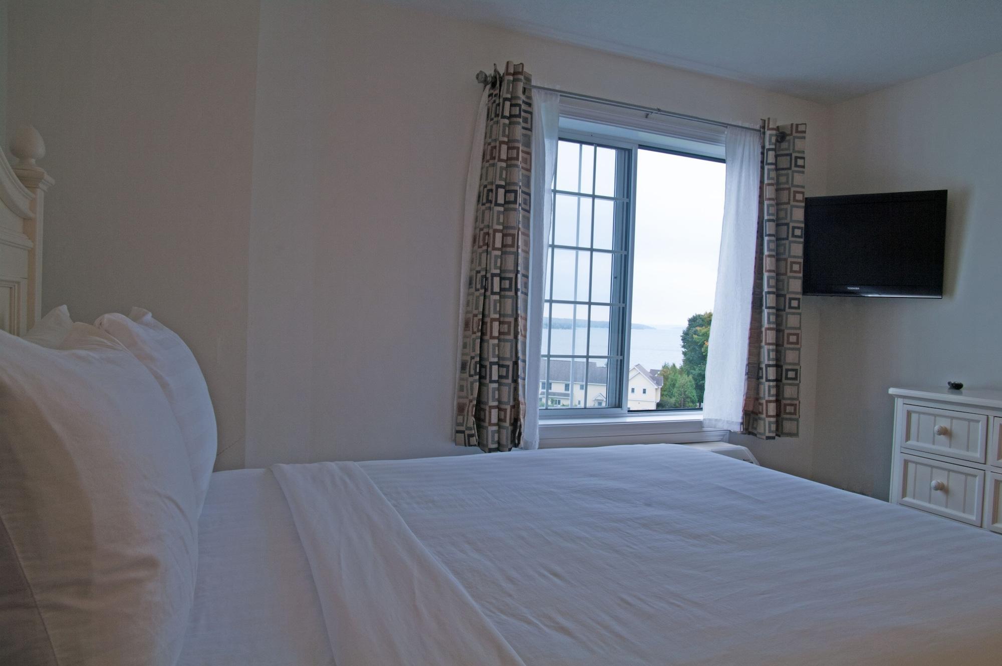 Charlevoix Inn & Suites Surestay Collection By Best Western Екстериор снимка