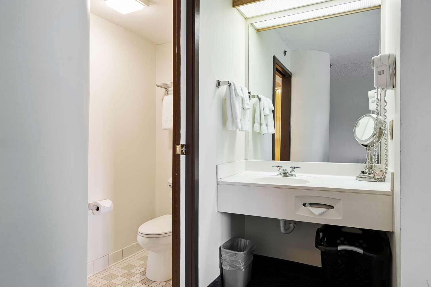 Charlevoix Inn & Suites Surestay Collection By Best Western Екстериор снимка