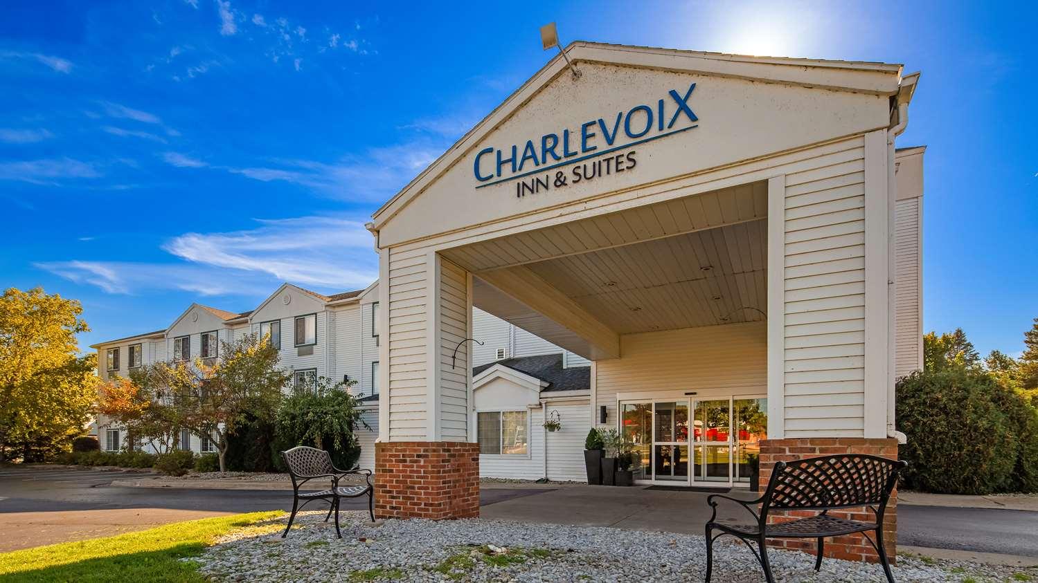 Charlevoix Inn & Suites Surestay Collection By Best Western Екстериор снимка