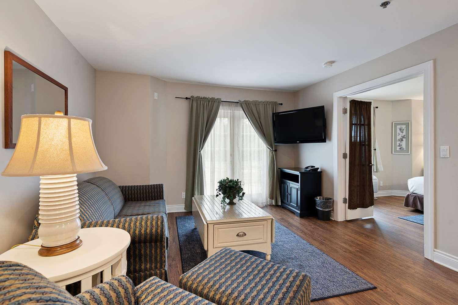 Charlevoix Inn & Suites Surestay Collection By Best Western Екстериор снимка