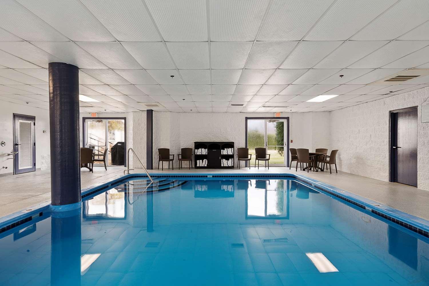 Charlevoix Inn & Suites Surestay Collection By Best Western Екстериор снимка
