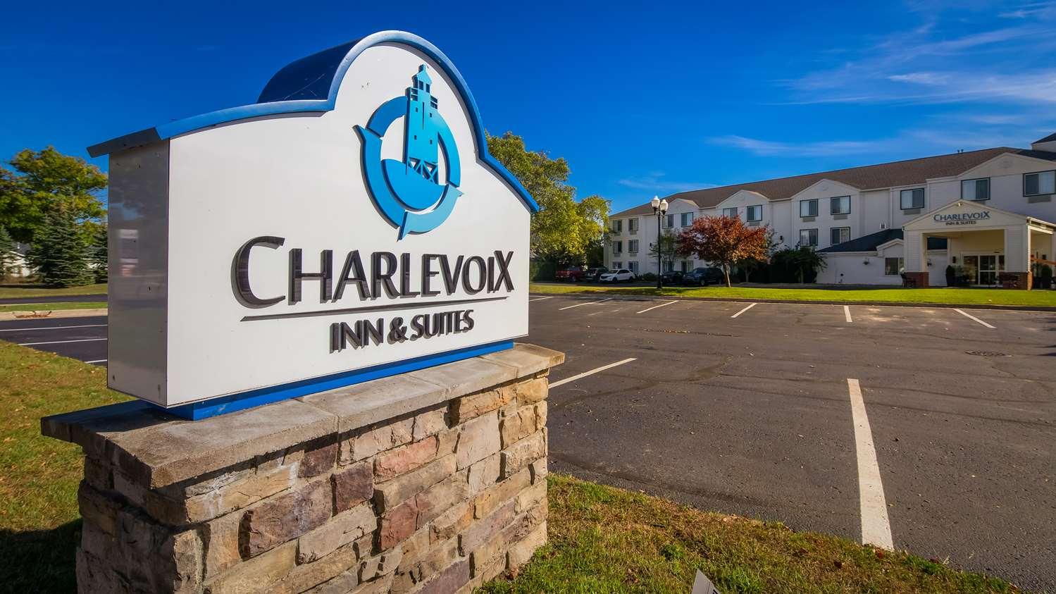 Charlevoix Inn & Suites Surestay Collection By Best Western Екстериор снимка