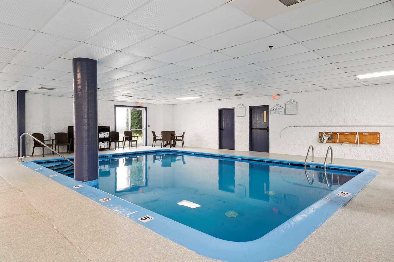 Charlevoix Inn & Suites Surestay Collection By Best Western Екстериор снимка