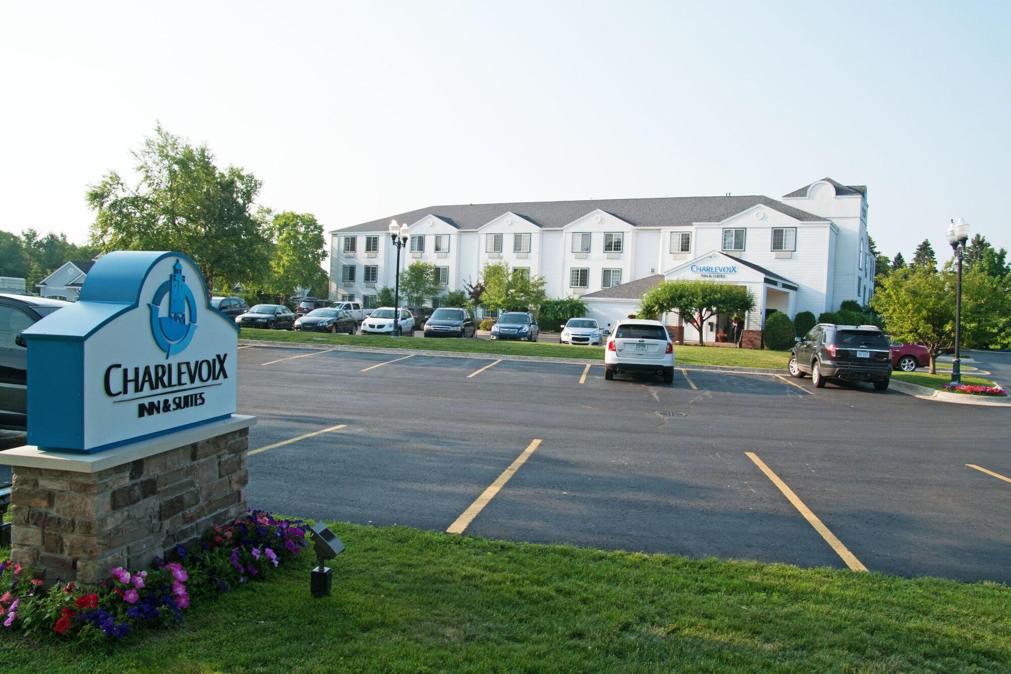 Charlevoix Inn & Suites Surestay Collection By Best Western Екстериор снимка