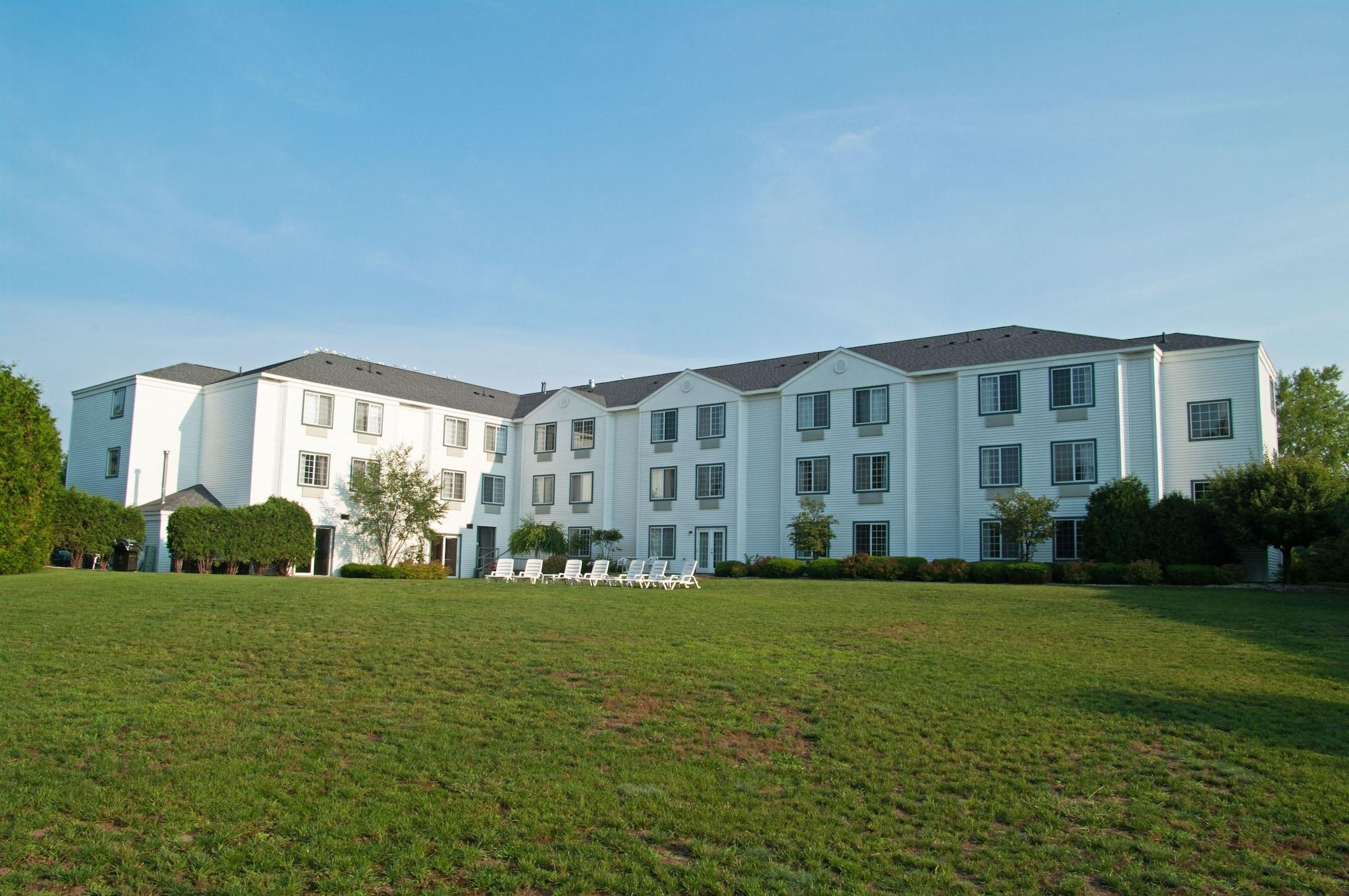 Charlevoix Inn & Suites Surestay Collection By Best Western Екстериор снимка