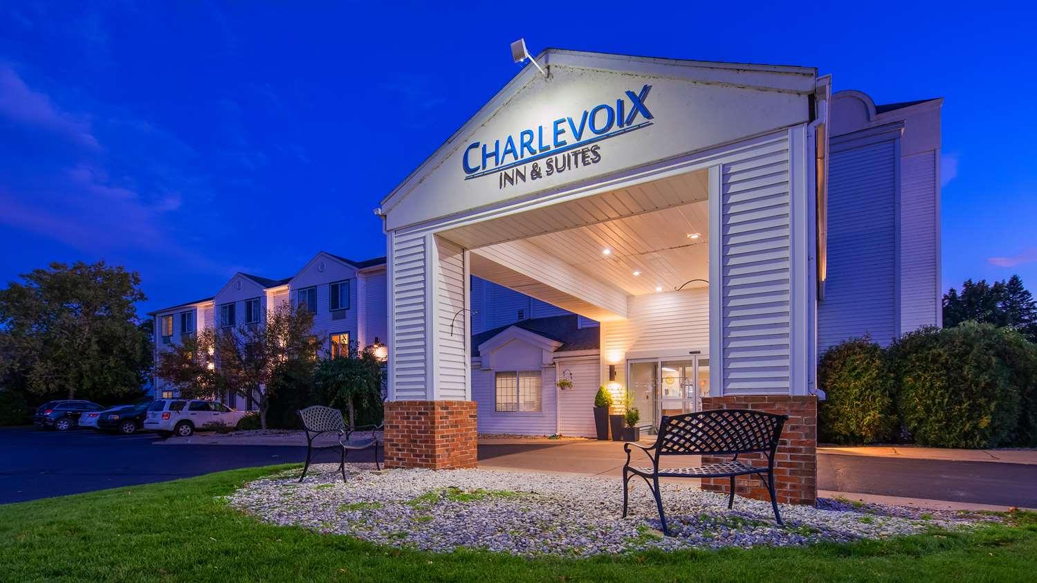 Charlevoix Inn & Suites Surestay Collection By Best Western Екстериор снимка