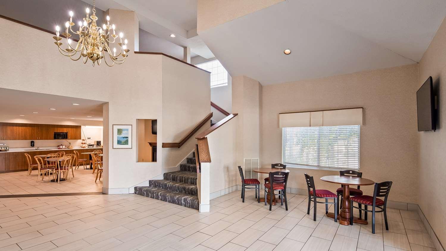 Charlevoix Inn & Suites Surestay Collection By Best Western Екстериор снимка