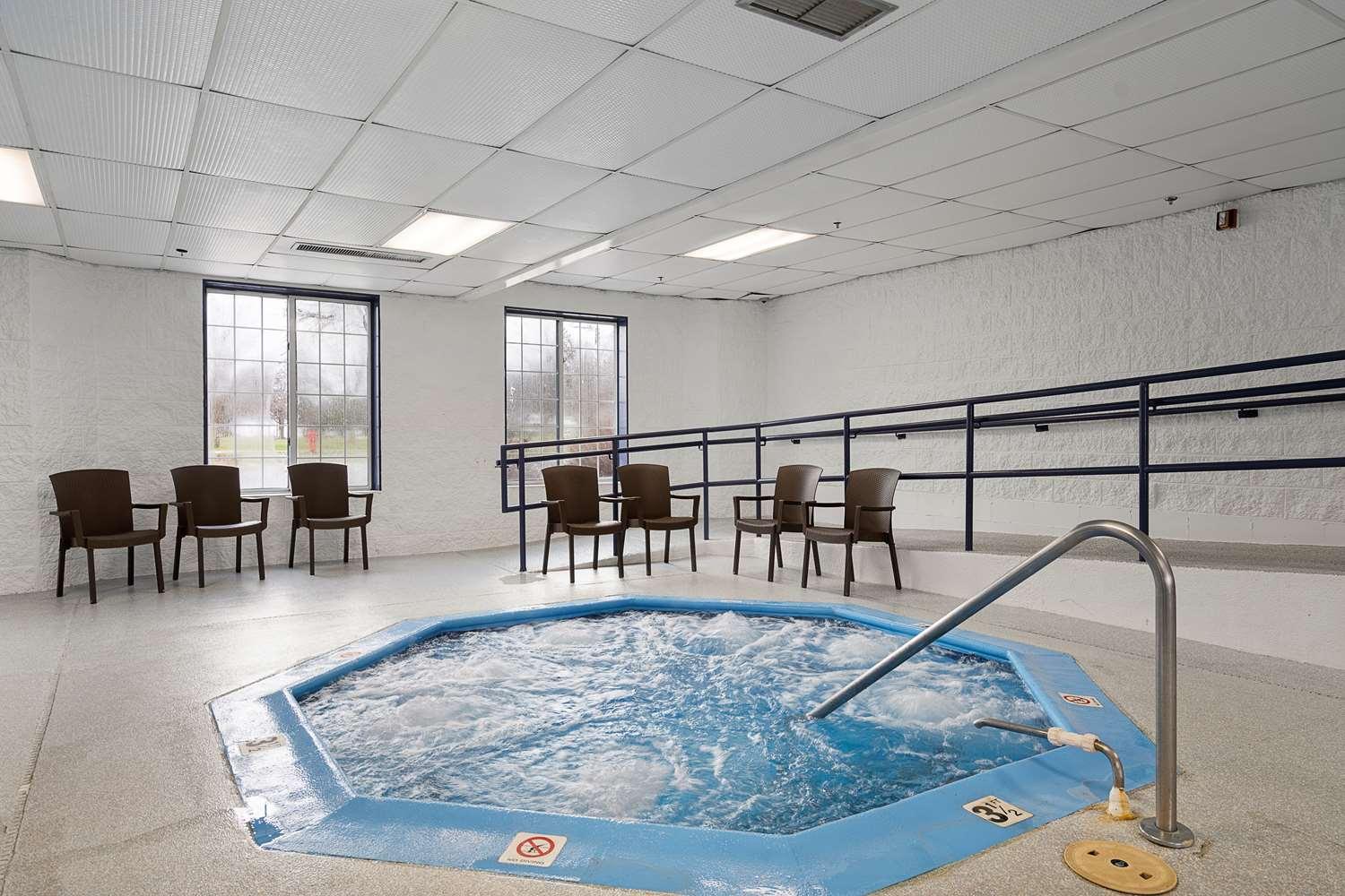 Charlevoix Inn & Suites Surestay Collection By Best Western Екстериор снимка