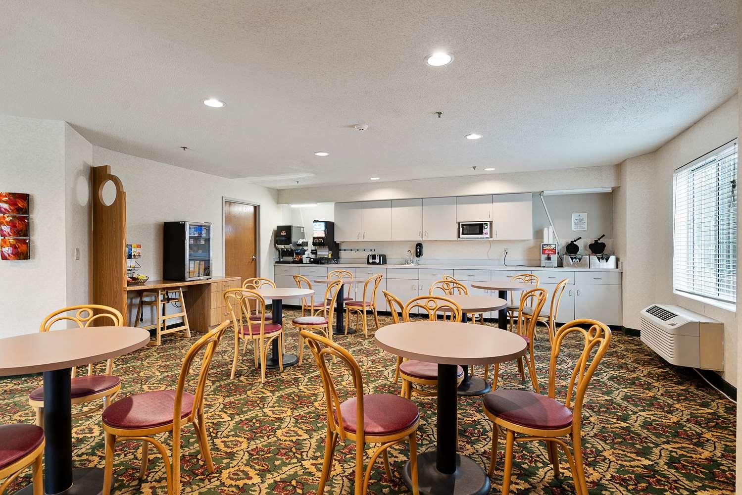 Charlevoix Inn & Suites Surestay Collection By Best Western Екстериор снимка