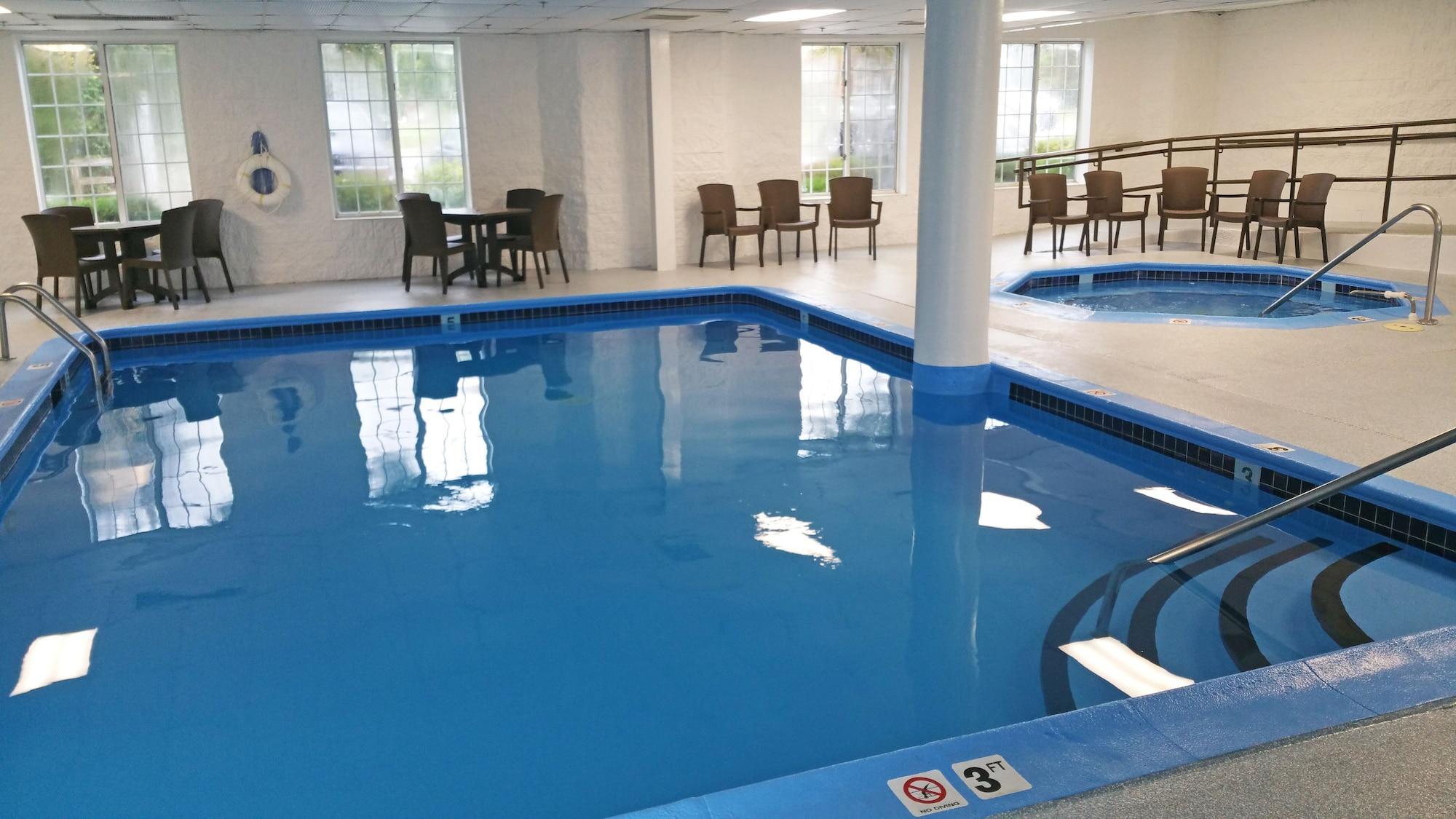 Charlevoix Inn & Suites Surestay Collection By Best Western Екстериор снимка