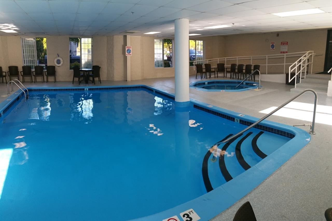 Charlevoix Inn & Suites Surestay Collection By Best Western Екстериор снимка